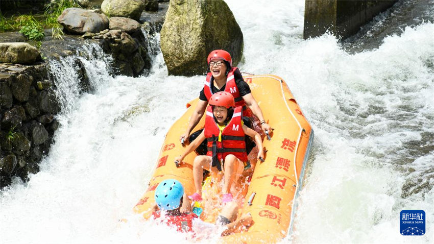 China: vários lugares entram na alta temporada de turismo durante férias de verão