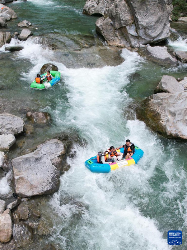 China: vários lugares entram na alta temporada de turismo durante férias de verão