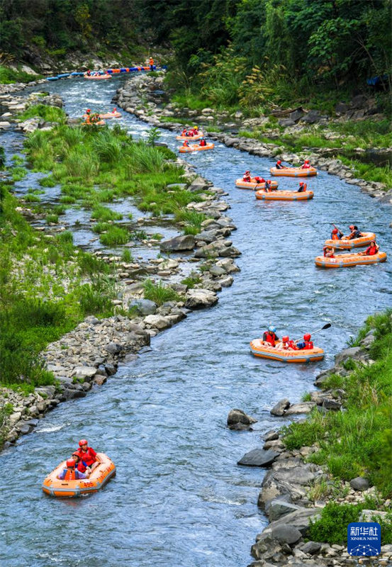 China: vários lugares entram na alta temporada de turismo durante férias de verão