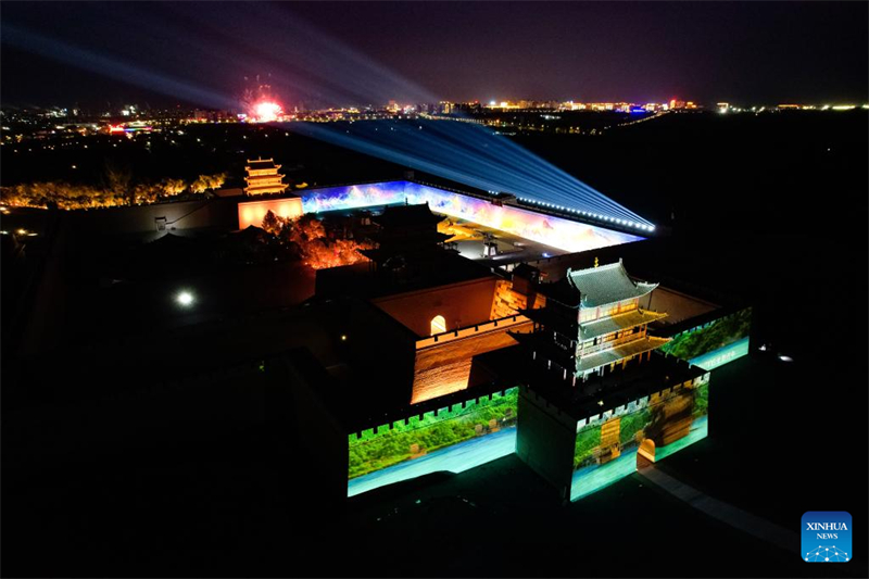 Galeria: vista noturna da área cênica da passagem Jiayu em Gansu, noroeste da China