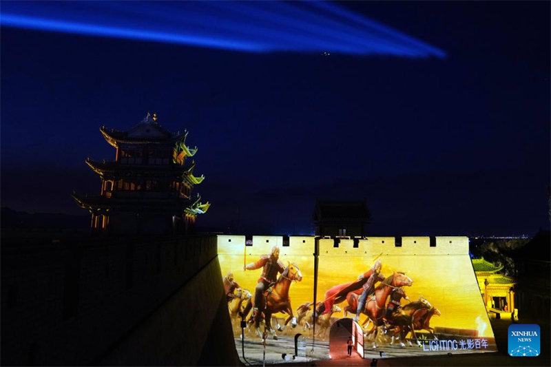 Galeria: vista noturna da área cênica da passagem Jiayu em Gansu, noroeste da China