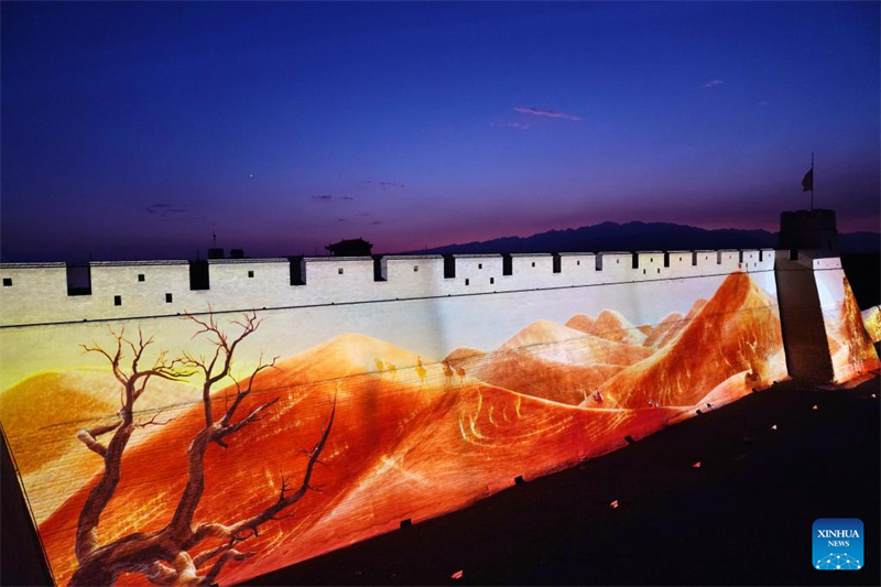 Galeria: vista noturna da área cênica da passagem Jiayu em Gansu, noroeste da China