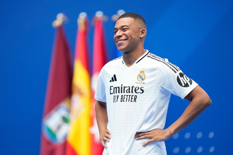 Mbappé assina oficialmente contrato e veste camisa 9 do Real Madrid no Estádio Santiago Bernabéu