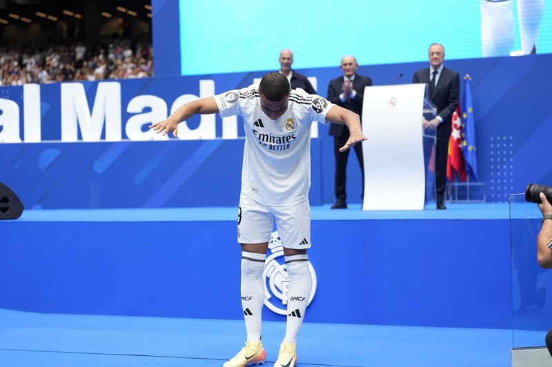 Mbappé assina oficialmente contrato e veste camisa 9 do Real Madrid no Estádio Santiago Bernabéu