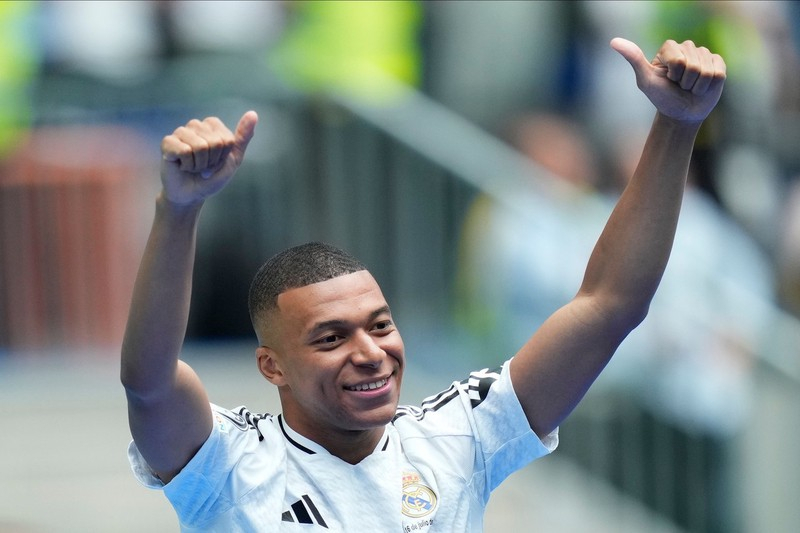 Mbappé assina oficialmente contrato e veste camisa 9 do Real Madrid no Estádio Santiago Bernabéu