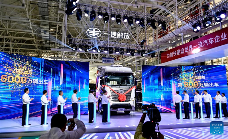 Fabricante de automóveis chinês FAW vê caminhão Jiefang sair da linha de produção