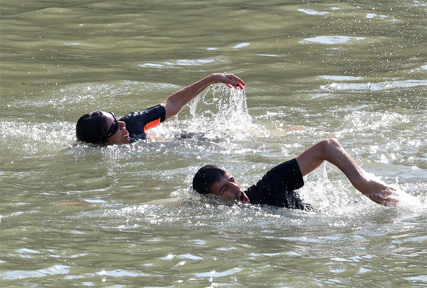 Prefeita de Paris nada no rio Sena para provar pureza da água para os Jogos