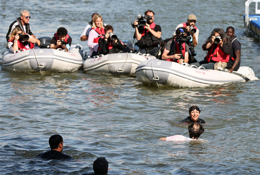 Prefeita de Paris nada no rio Sena para provar pureza da água para os Jogos