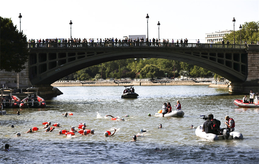 Prefeita de Paris nada no rio Sena para provar pureza da água para os Jogos