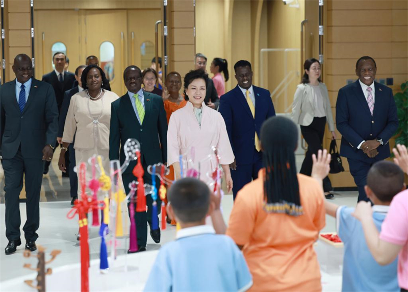 Peng Liyuan participa do acampamento de verão para crianças chinesas e africanas em Beijing