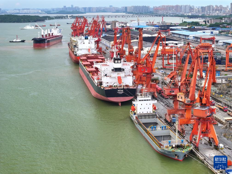 Porto de Beibu Gulf em Guangxi, sul da China, está movimentado com transporte de cargas