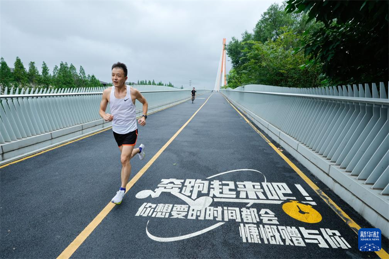 Corredor chinês apurado para a maratona amadora da Olimpíada de Paris