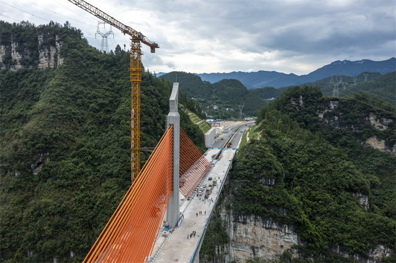 Iniciada construção da superfície da ponte Mozhai sobre rio Wujang, no sudoeste da China