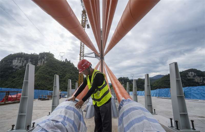 Iniciada construção da superfície da ponte Mozhai sobre rio Wujang, no sudoeste da China