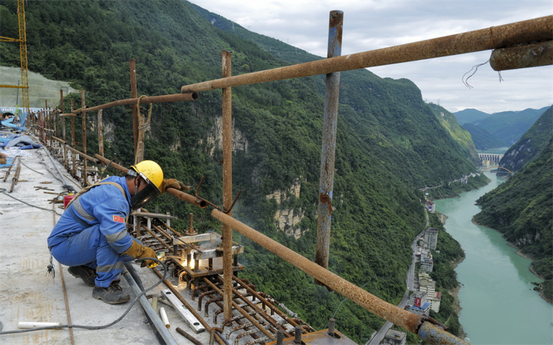 Iniciada construção da superfície da ponte Mozhai sobre rio Wujang, no sudoeste da China