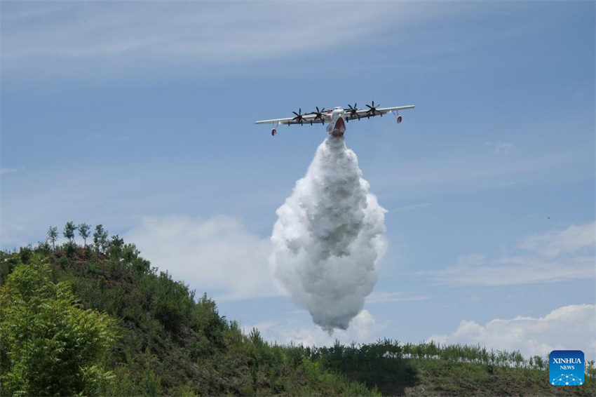 Aeronave anfíbia AG600 da China inicia testes de voo de certificação