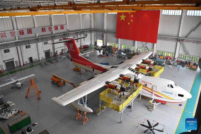 Aeronave anfíbia AG600 da China inicia testes de voo de certificação