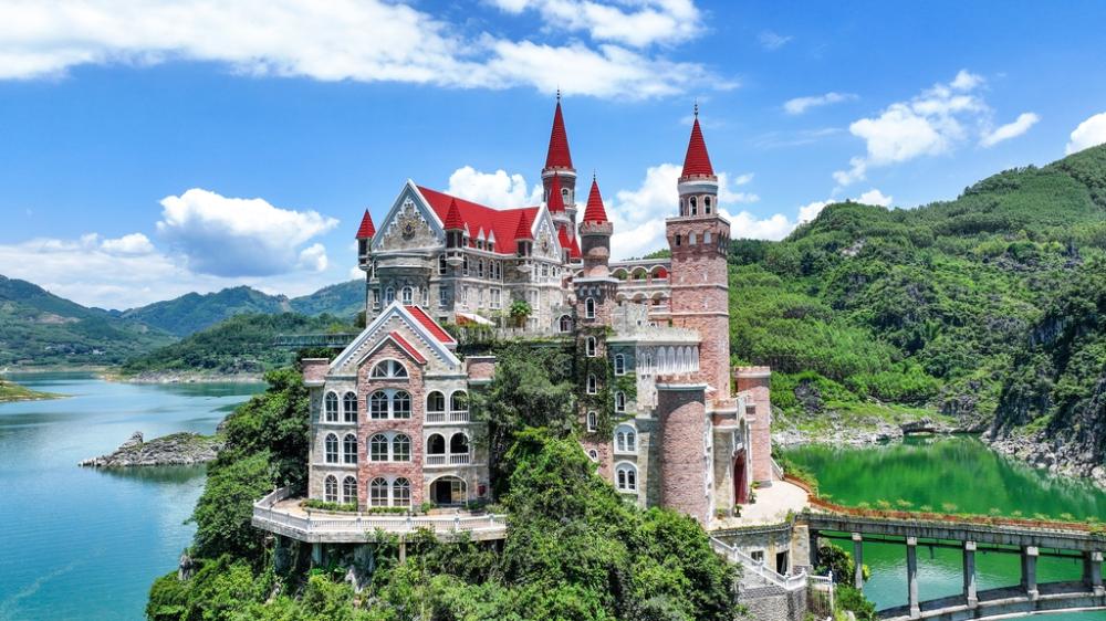 Paisagem magnífica do “castelo no lago” na província de Guizhou