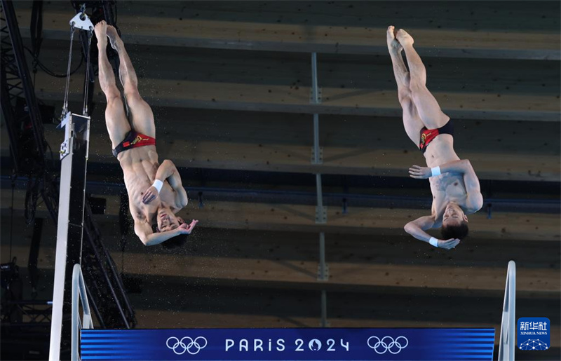 Paris 2024: atletas chineses Lian Junjie e Yang Hao conquistaram medalha de ouro na plataforma 10m sincronizada masculino