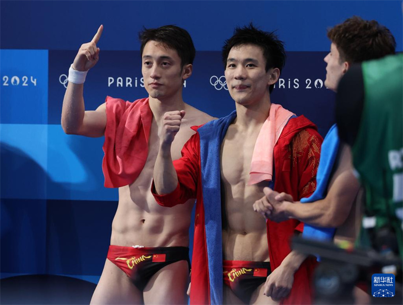 Paris 2024: atletas chineses Lian Junjie e Yang Hao conquistaram medalha de ouro na plataforma 10m sincronizada masculino