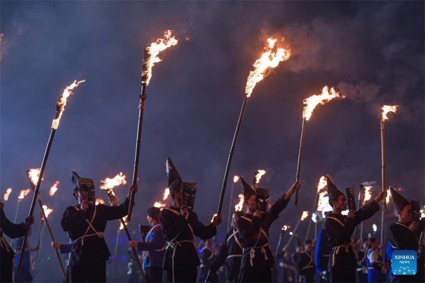 Galeria: Festival da Tocha do grupo étnico Yi em Guizhou