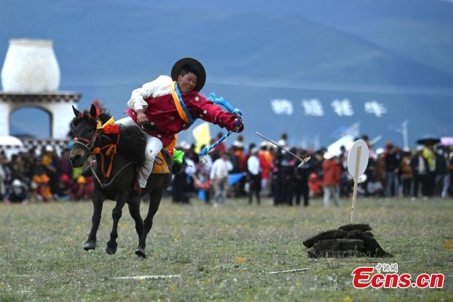 Corrida de cavalos tem início em Sichuan