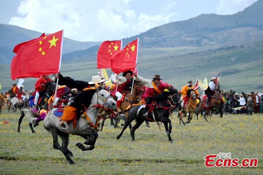 Corrida de cavalos tem início em Sichuan