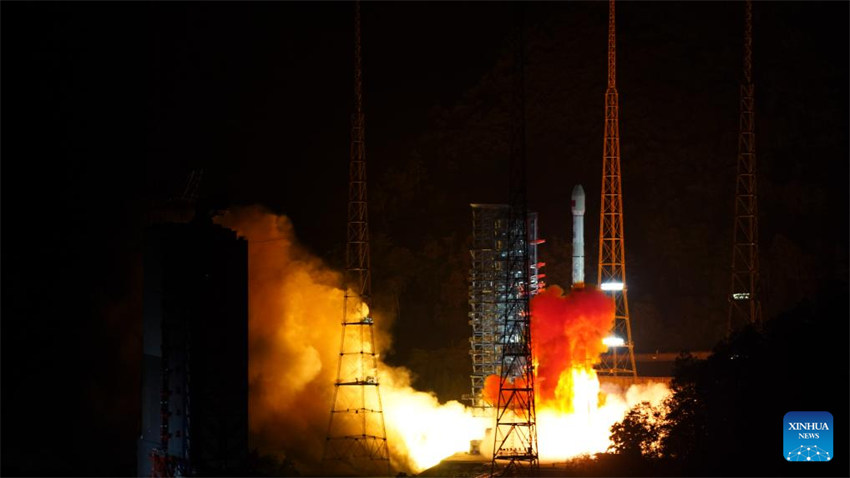 China lança novo satélite de serviços de internet de alta órbita