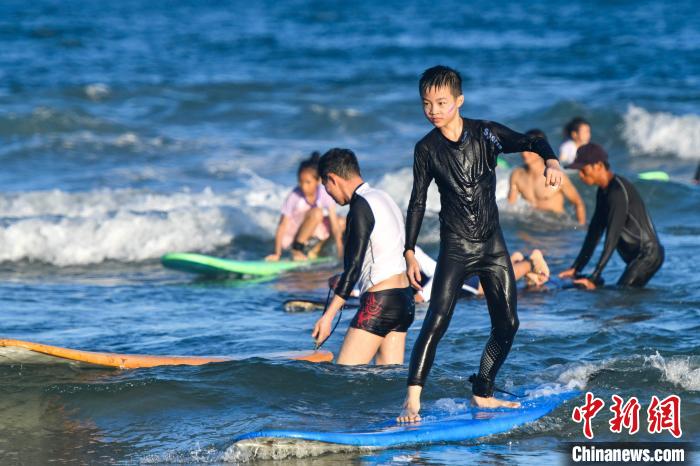 Hainan: Surf atrai turistas na baía de Riyue