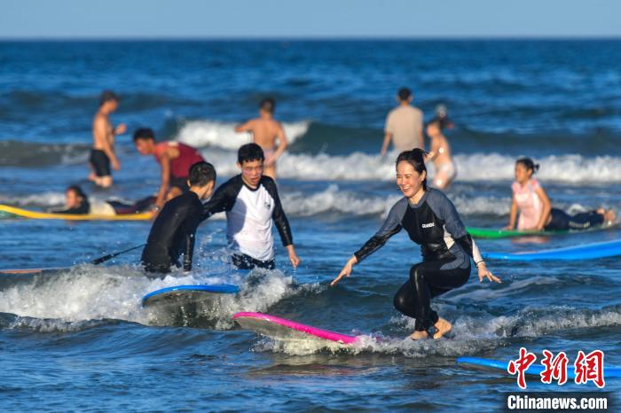 Hainan: Surf atrai turistas na baía de Riyue