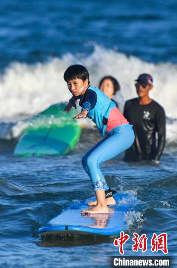 Hainan: Surf atrai turistas na baía de Riyue