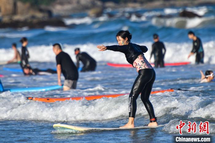 Hainan: Surf atrai turistas na baía de Riyue