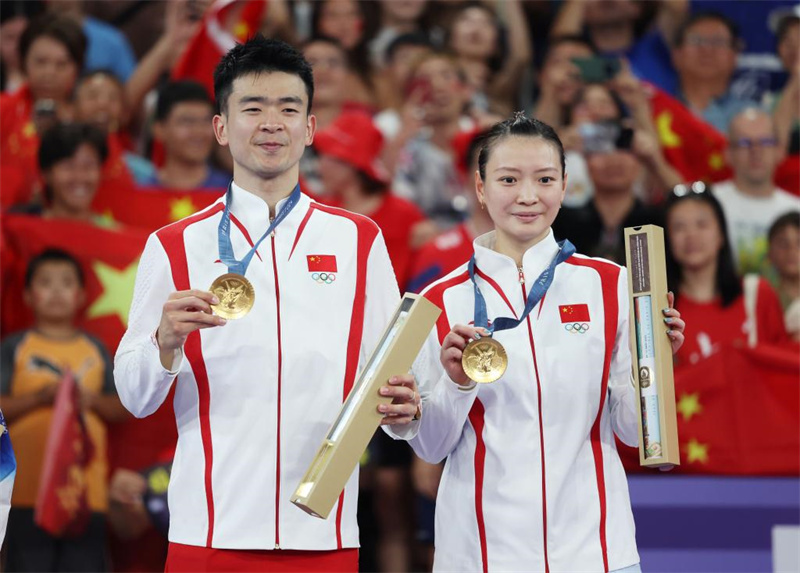 Paris 2024: Jogadores chineses Zheng e Huang ganham ouro em duplas mistas de badminton