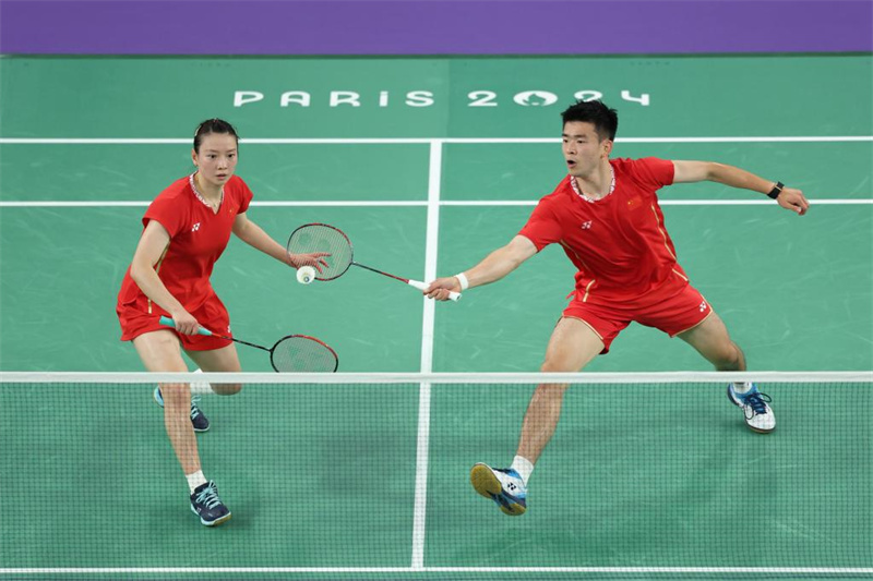 Paris 2024: Jogadores chineses Zheng e Huang ganham ouro em duplas mistas de badminton