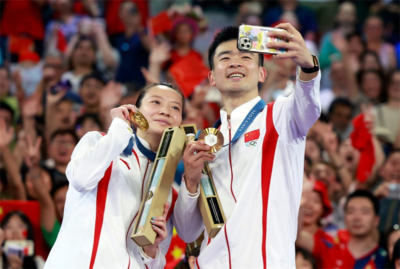 Paris 2024: Jogadores chineses Zheng e Huang ganham ouro em duplas mistas de badminton