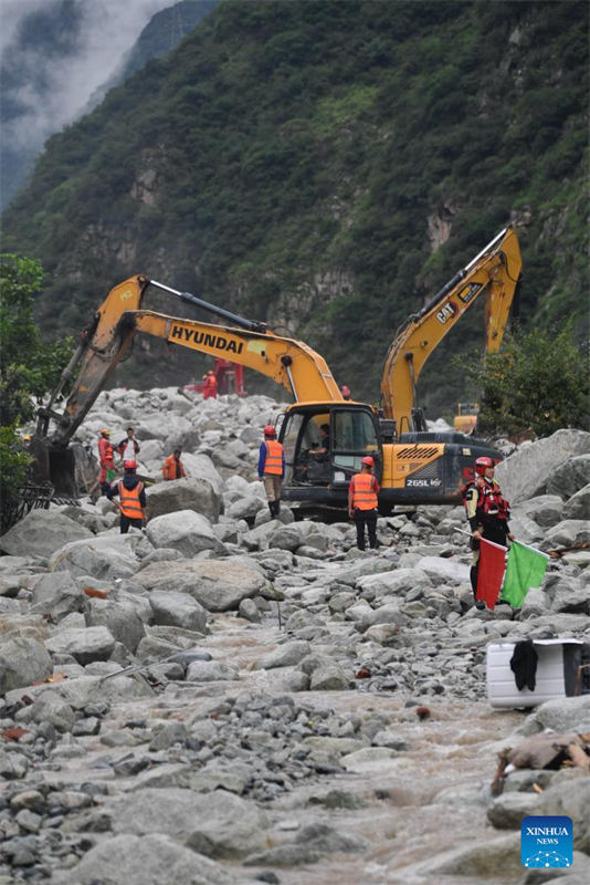 8 mortos, 19 desaparecidos em enchente repentina e deslizamento de terra no sudoeste da China