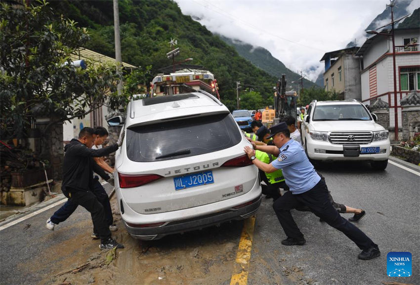 8 mortos, 19 desaparecidos em enchente repentina e deslizamento de terra no sudoeste da China