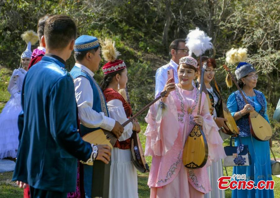 Arte folclórica mostra patrimônio cultural étnico único em Xinjiang