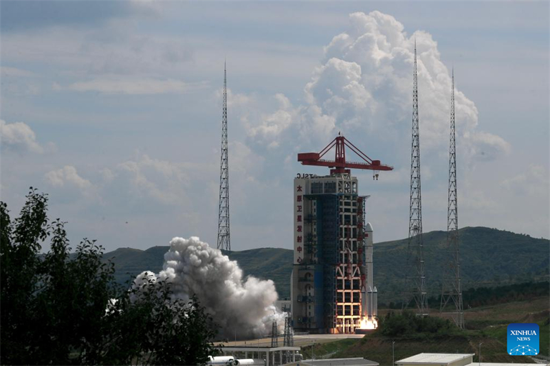 China lança grupo de satélites que fornecerá internet de banda larga