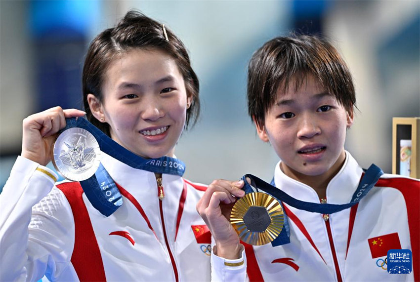 Paris 2024: mergulhadoras chinesas Quan Hongchan e Chen Yuxi ganham ouro e prata na plataforma feminina de 10m