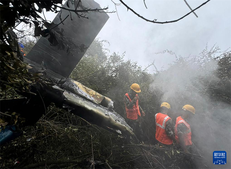 Quatro passageiros chineses morrem em queda de helicóptero no Nepal