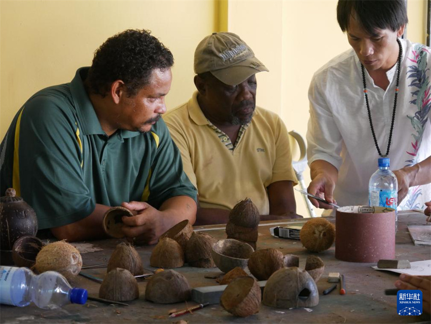 Perseverança e inovação do herdeiro da escultura de coco