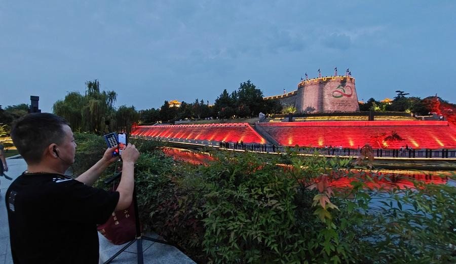 Cidades irmãs da China e do Brasil realizam espetáculos de luzes para comemorar o 50º aniversário do estabelecimento de relações diplomáticas entre os dois países