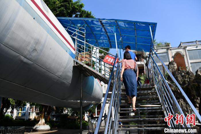 Chengdu: avião abandonado transforma-se em supermercado de bairro residencial