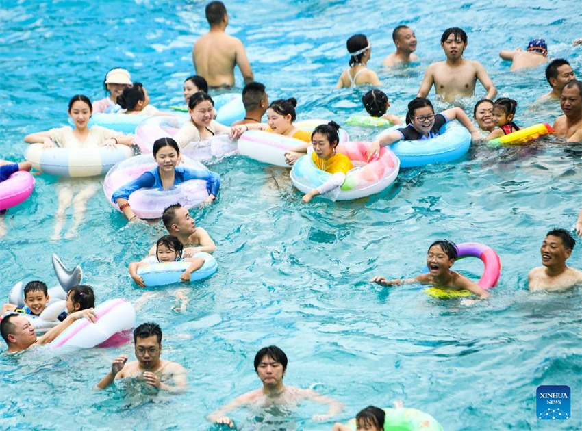 Galeria: turistas se divertem em parque aquático de Chongqing