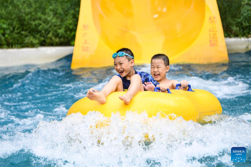 Galeria: turistas se divertem em parque aquático de Chongqing