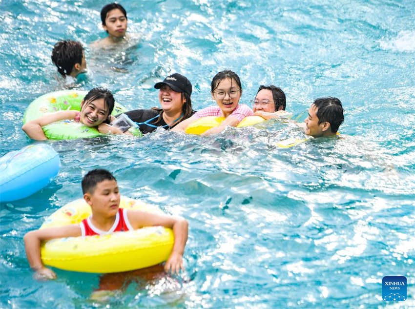 Galeria: turistas se divertem em parque aquático de Chongqing