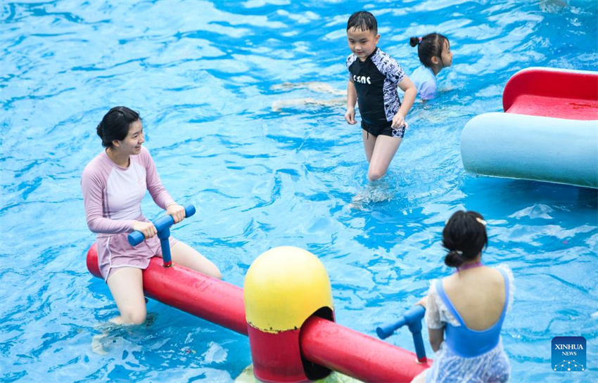 Galeria: turistas se divertem em parque aquático de Chongqing