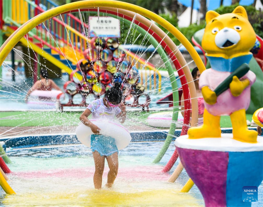 Galeria: turistas se divertem em parque aquático de Chongqing