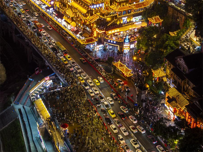 Município de Chongqing atrai viajantes de verão, apesar de temperaturas elevadas